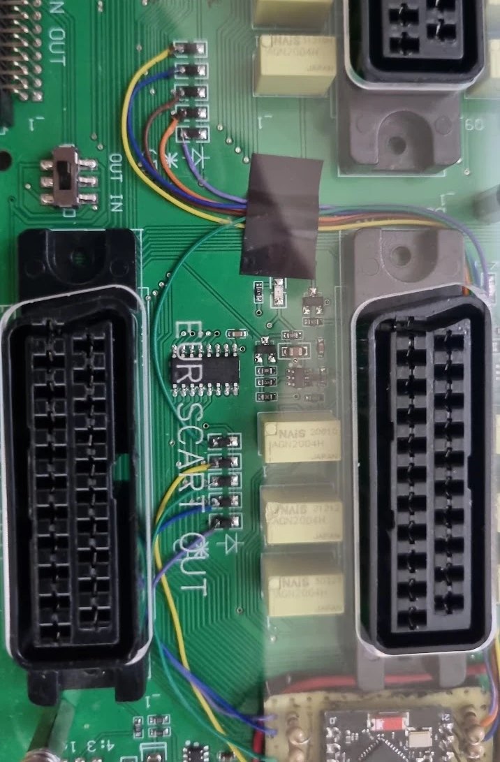 Os fios soldados nas duas fileiras, presos com fita isolante