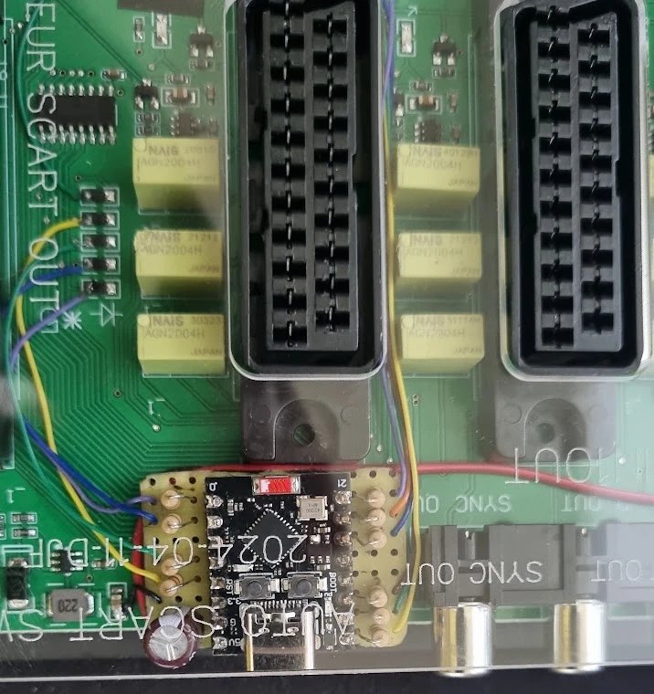 Detalhe da placa instalada, ao lado do SYNC OUT
