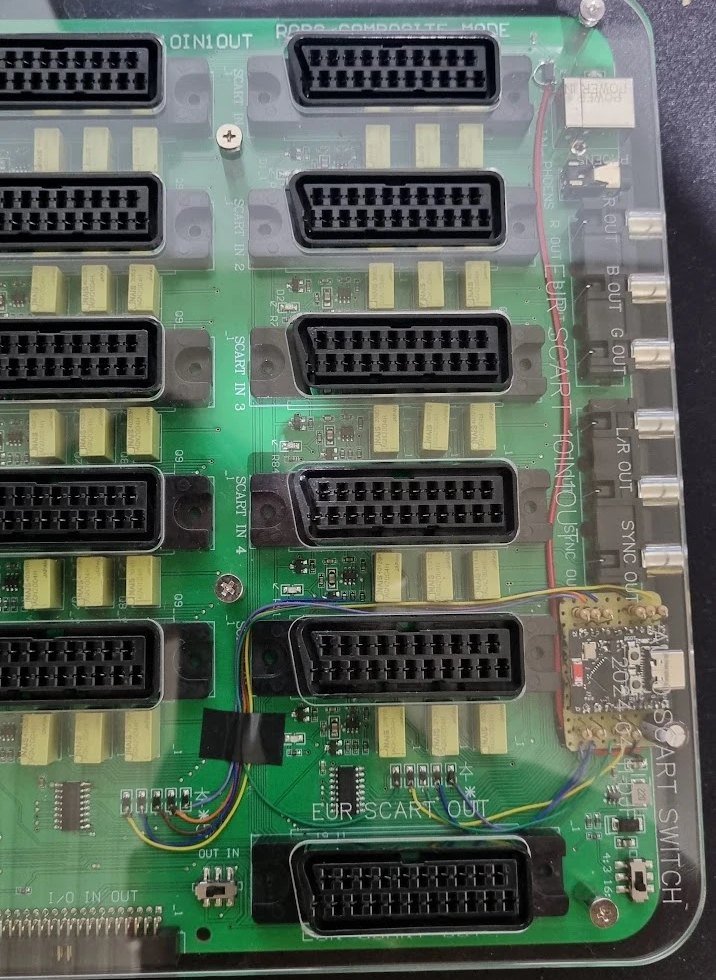 A placa instalada no canto do switch, com o fio vermelho do 5 V vindo da entrada