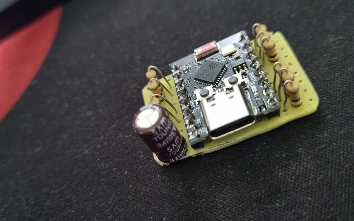 A placa pronta, com os resistores em pé e o capacitor no canto